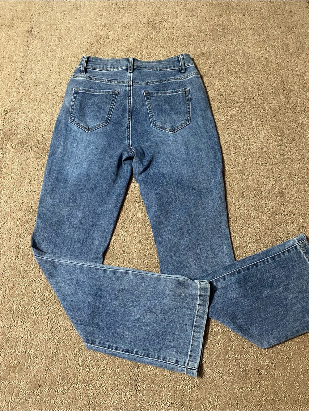 CHARLIE B Flare Leg Jeans in a Medium Blue Wash Size 0 Chic Trendy
